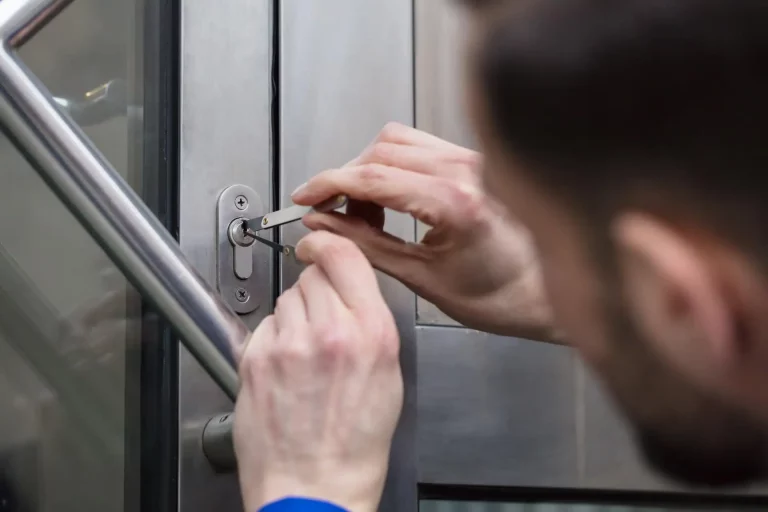 Türöffnung und Aufsperrdienst Stuttgart – Schnell Schlüsseldienst öffnet Ihre Tür ohne Beschädigung